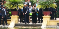 Tổng thống Obama cùng Chủ tịch Quốc hội Việt Nam bố thí cá ăn tại ao cá Bác Hồ năm 2016